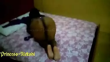 Desi aunty showing her big ass