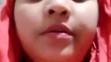 Beautiful bhabhi round boobs showing with sharp nipples