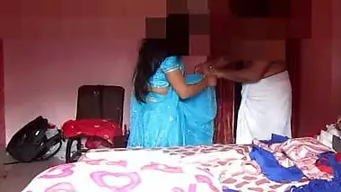 bhai ne apni chhoti nangi bahan ko kapde pahanye