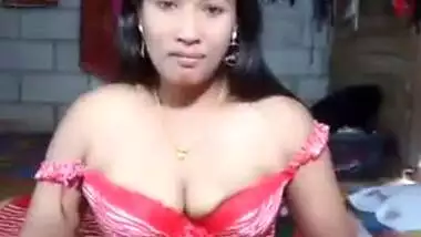 Desi female sees no problems with XXX posing and sex boob flashing