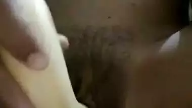 Desi lady fucks her wet pussy with a banana