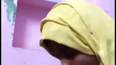 Hijabi girl records her nude MMS, sucking stepbrother’s dick