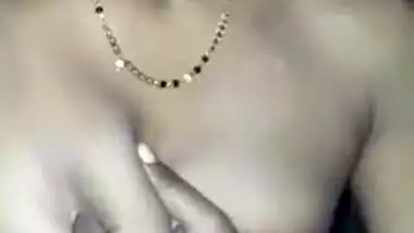 MMS video of Desi girl who puts shaved muff in camera for XXX fans