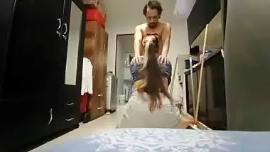 INCREÍBLE! mi tía entró a la casa cuando estaba haciendo aseo desnudo y cayó en la trampa. Lo que ella no sabía es que la estaba grabando