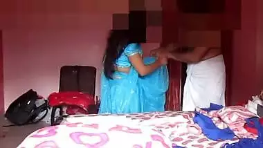 bhai ne apni chhoti nangi bahan ko kapde pahanye
