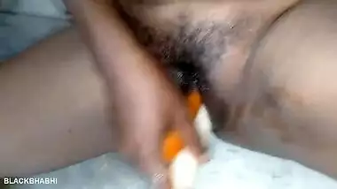 Kinky Indian aunty masturbates with carrot and cucumber! Desi mms video