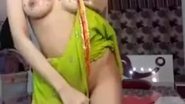 Astonishing Indian bitch dancing topless on cam