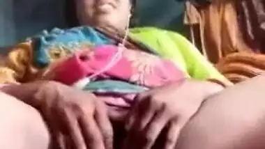 Amateur Desi MILF spreads legs to show XXX pussy in solo MMS video