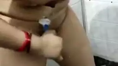 Desi amateur XXX actress shows amazing body shapes while shaving pussy