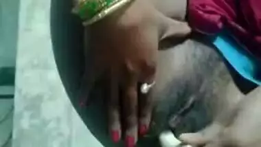 Sex toy is a good find and the Indian wench tests it right away